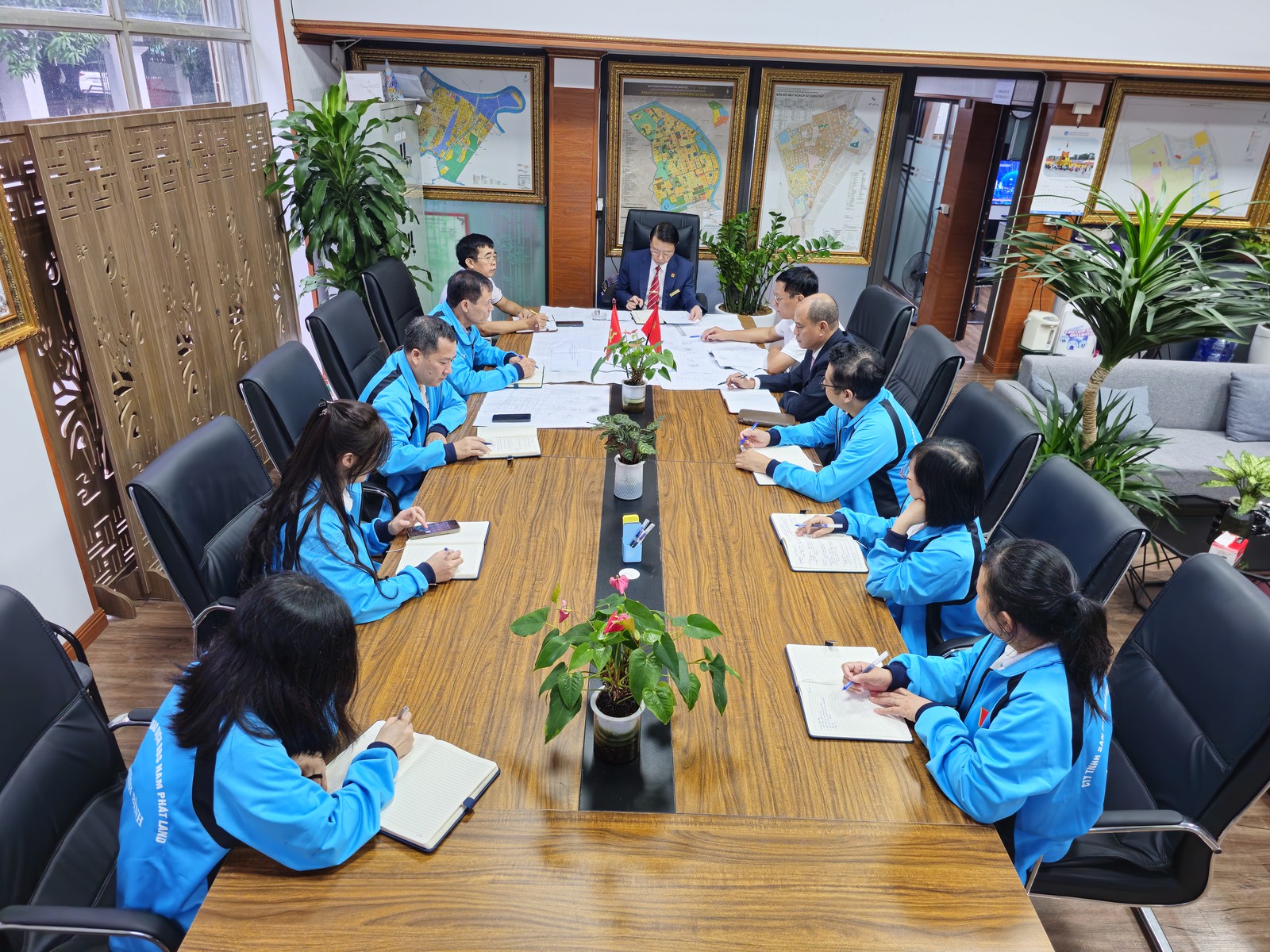 Toàn cảnh ban lãnh đạo và đội ngũ Nam Phát Land họp giao ban chiến lược